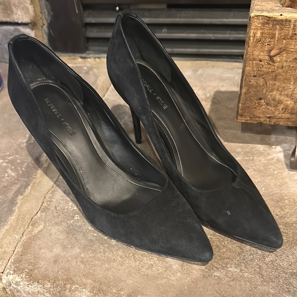 Kelly & Katie Black Suede Heels Elegant Pointed-Toe